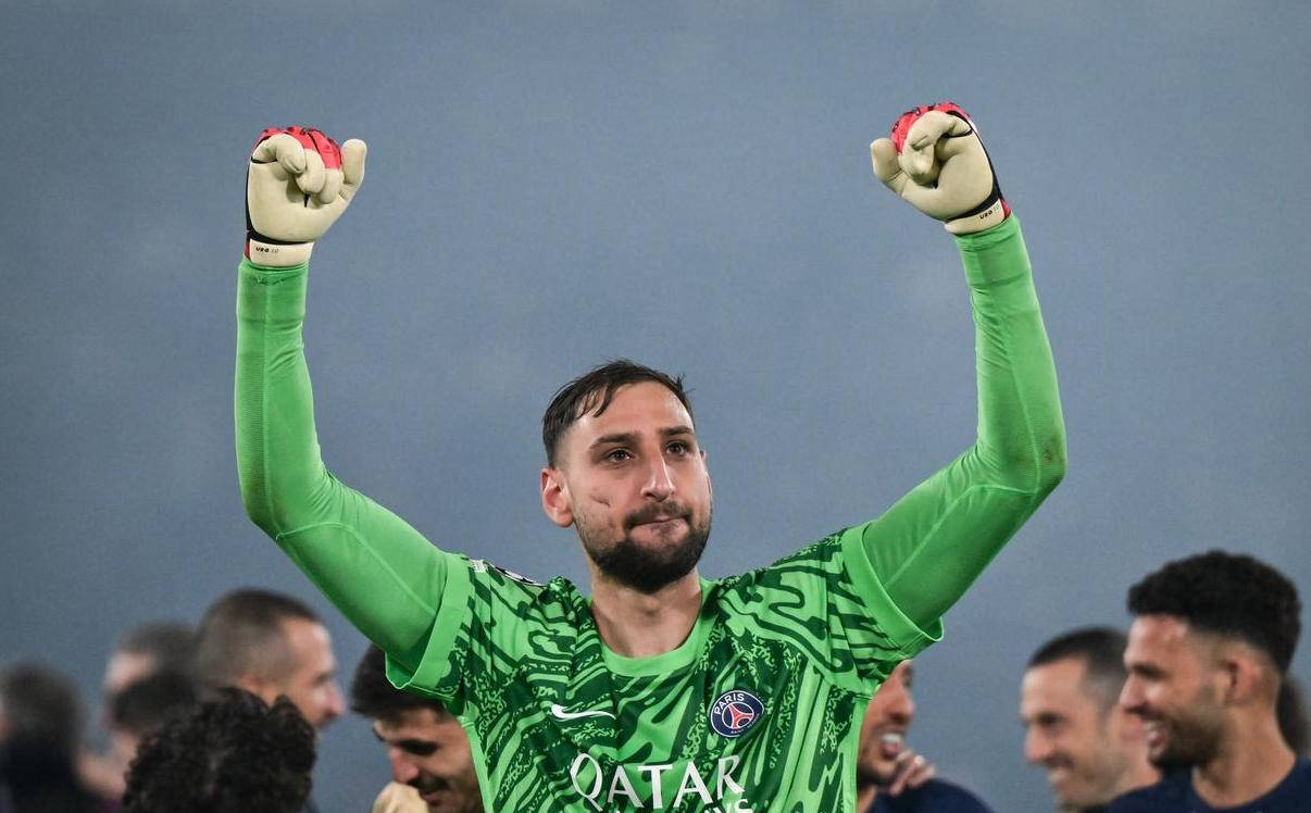 多纳鲁马高情商！奖杯从登贝莱手里传给纳赛尔，球迷点赞